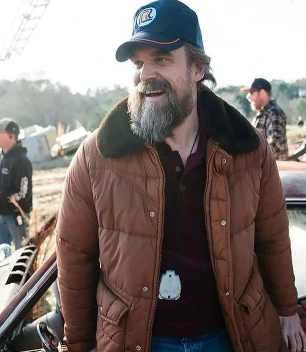 David Harbour Wrangler x Stranger Things TV Series S05 Jim Hopper Brown Parachute Puffer Jacket Unisex David Harbour Wrangler x Stranger Things TV Series S05 Jim Hopper Brown Parachute Puffer Jacket