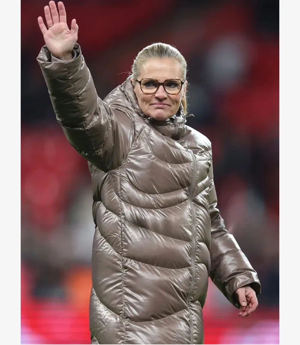 England Manager Sarina Wiegman Women’s International Friendly 2025 Curved Quilting Taupe Glossy Maxi Puffer Coat Women's England Manager Sarina Wiegman Women’s International Friendly 2025 Curved Quilting Taupe Glossy Maxi Puffer Coat